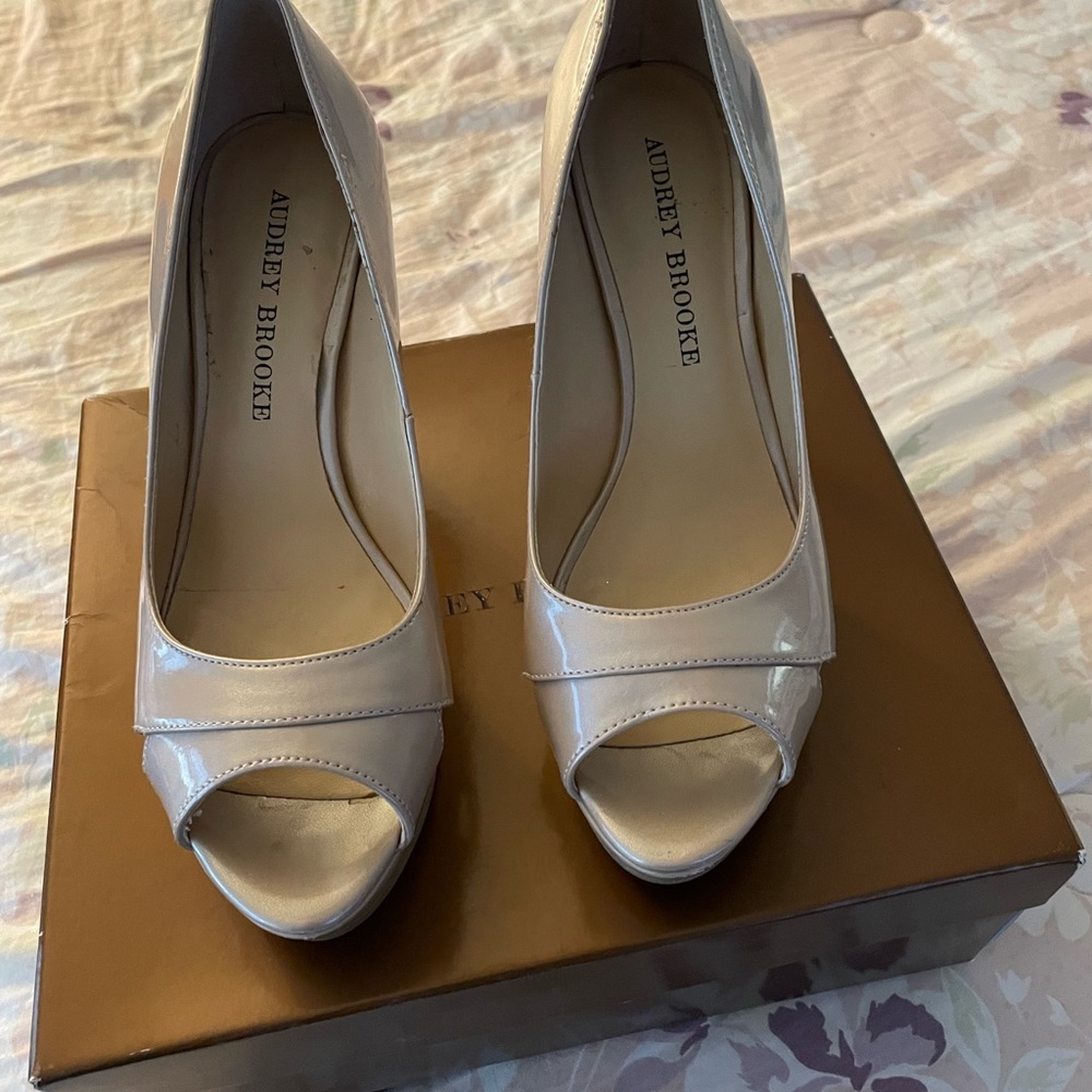 Audrey Brooks Size 6 light natural shoes